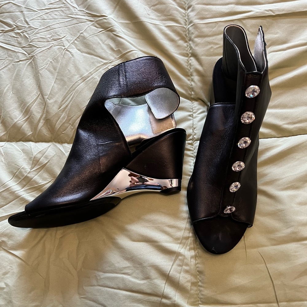 Super cute black rhinestone front and at the ankle Velcro strap. No shoebox.